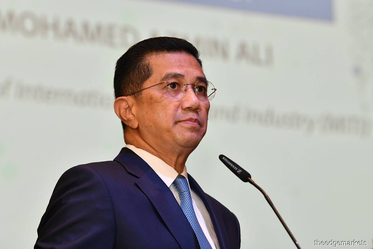 Azmin says that besides Malaysia, all other member countries of the CPTPP do not have a transition period for their earnings threshold value. (Photo by Mohd Suhaimi Mohamed Yusuf/The Edge)